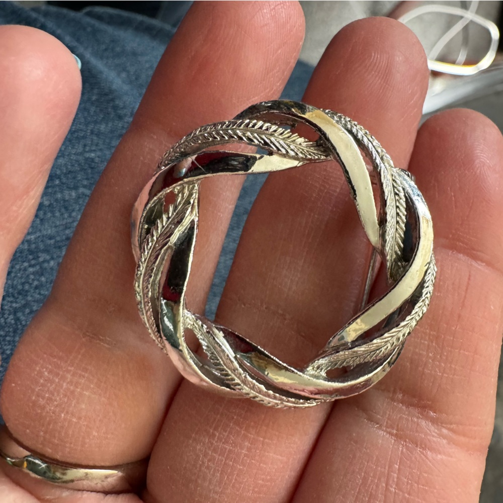 Gerry’s vintage silver tone circle brooch, EUC. - Picture 5 of 5